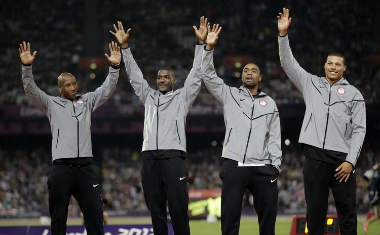 diskvalificeret. Den amerikanske kvartet med Trell Kimmons, Justin Gatling Tyson Gay og Ryan Bailey fejrer deres sølvmedaljer i London - medaljer de nu skal aflevere. 