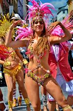 Samba. Der er optog flere gange om dagen under Københavns Karneval, der i år er vendt tilbage til Christansborg. 