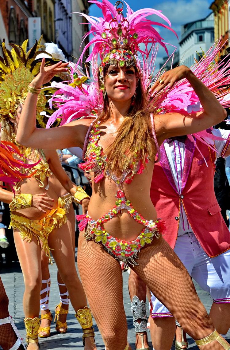 Samba. Der er optog flere gange om dagen under Københavns Karneval, der i år er vendt tilbage til Christansborg. 