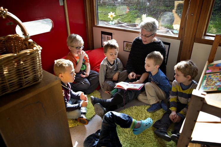 Udvikling. Tid sammen med voksne er vigtigt for barnets udvikling, siger fagfolk. Her er det højtlæsning på  Møllehuset i Gladsaxe. 