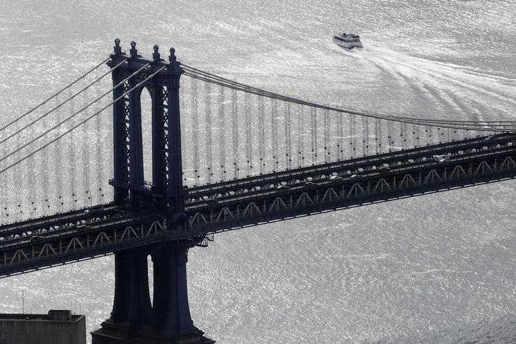 BROKIG. Manhattan Bridge præsenterer sig i en ny vinkel fra højden. 