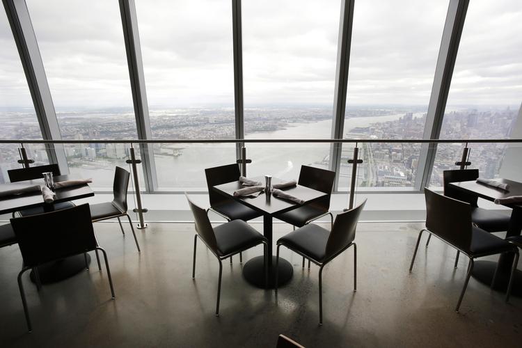 VELBEKOMME. Der er flere restauranter oppe i One World Trade Center 