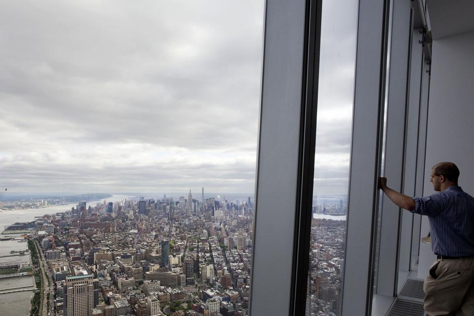 BYKIG. Manhattan ligger for éns fødder, når man kigger fra over 400 meters højde. 