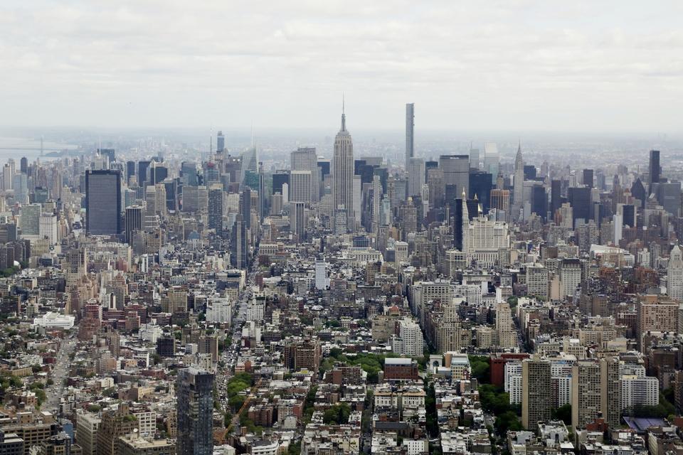 RIVAL. En af New Yorks højeste bygninger, Empire State Builing, rager op over storbyen. 