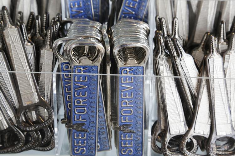 SOUVENIR. Køb et minde med hjem. Meget er lavet i skyskraberdesign. 