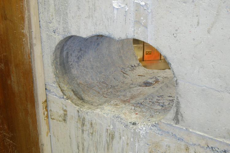 Påskekup. Gerningsmændene kom blandt andet ind i boksen ved sikkerhedsfirmaet Hatton Garden ved at bore sig igennem denne mur. 