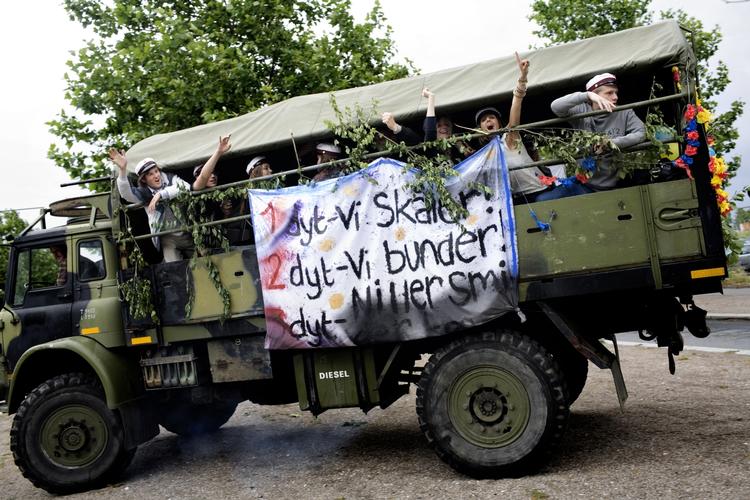 Studenter. Den traditionsrige studenterkørsel koster hvert år gymnasieklasser op mod 30.000 kroner, men hvorfor er det så dyrt? 