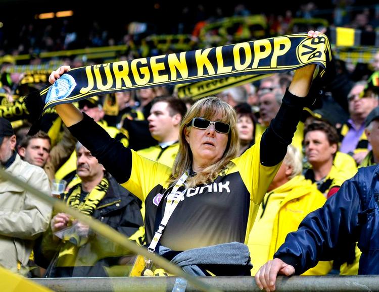 fans. I den tyske Bundesliga er 27 procent af tilskuerne i dag kvinder. Billedet stammer fra en kamp mellem Borussia Dortmund og SC Paderborn i april. 