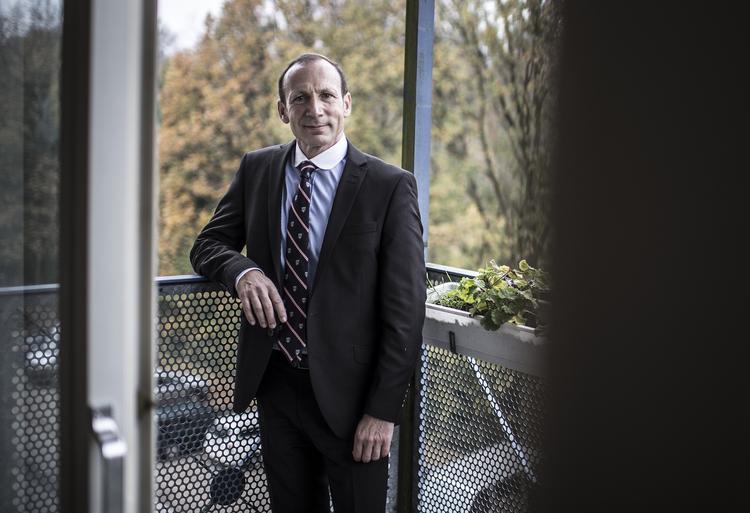 Kampklar. Den danske advokat Dan Shefet, der til daglig bor i Frankrig, har vundet en principiel sag over Google. Nu vil han med EU i ryggen arbejde på at søgemaskiner generelt skal kunne stilles til ansvar for det indhold, de henviser til. 