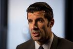VÆMMES. Luis Figo har på få måneder oplevet frastødende ting i fodboldens magtelite og melder fra som præsidentkandidat. 