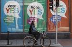Afstemning. Store 'Yes'-plakater pryder butiksvinduer i centrum af Dublin. 