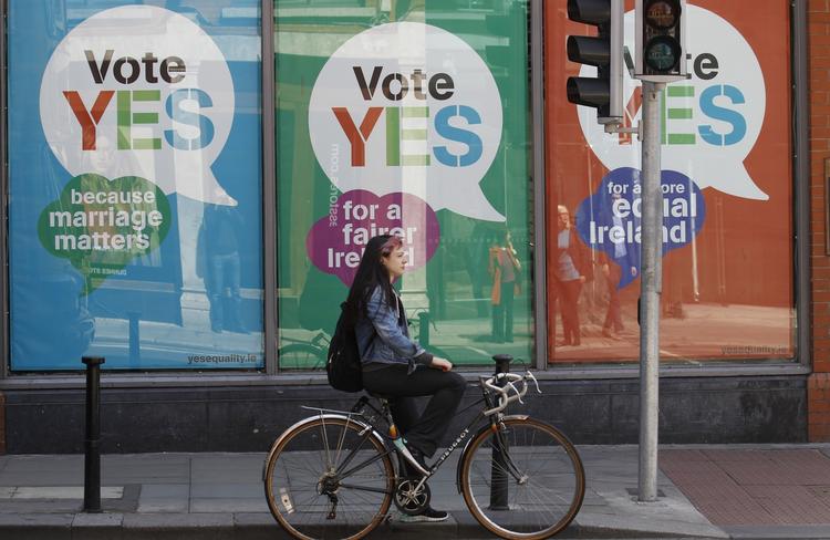 Afstemning. Store 'Yes'-plakater pryder butiksvinduer i centrum af Dublin. 