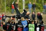 Træner Glen Riddersholm fik den obligatoriske lufttur. Vi siger tillykke. 
