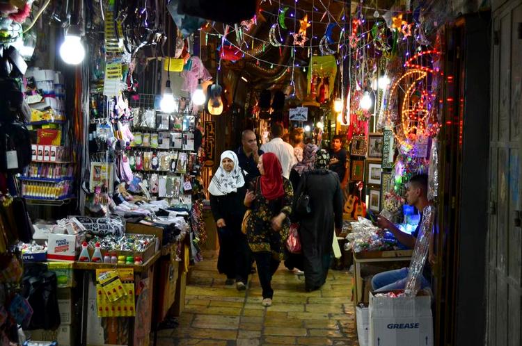 varer i tusindvis. Jerusalems travle basargader vrimler med alskens varer. En liflig duft breder sig også, for mange lokale køber deres grøntsager, krydderier og andre hverdagsfornødenheder her. 