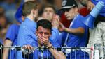 GYSER. Hvis Hamburger SV i dag ikke besejrer Schalke 04, er klubben og dens bekymrede fans ude af Bundesligaen for første gang nogen sinde. 