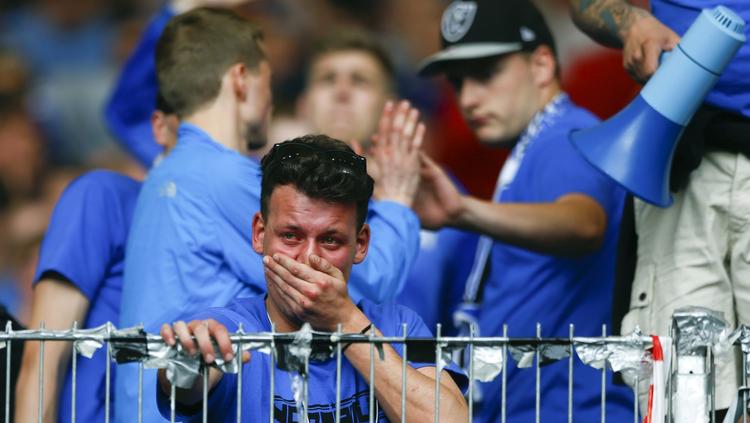GYSER. Hvis Hamburger SV i dag ikke besejrer Schalke 04, er klubben og dens bekymrede fans ude af Bundesligaen for første gang nogen sinde. 