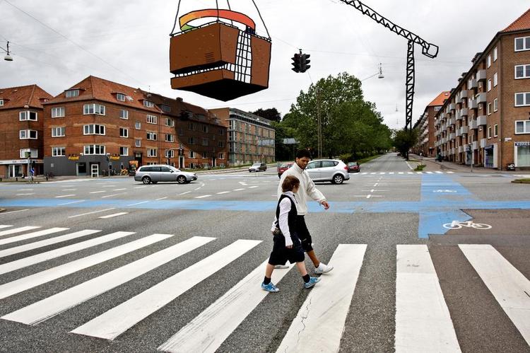 Vupti! Tænk, hvis man kunne anmode om at få bortredigeret bestemme steder, eller få arrangeret, at der byttes rundt på byens dele. Det ville give en langt mere behagelig virkelighed. Arkivfoto: Ole Lind Illustration: Philip Ytournel 