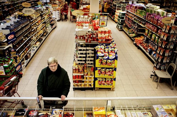 Madspild. De danske supermarkeder smider hvert år 163.000 ton mad ud. 