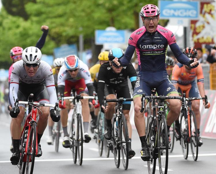 Vinder. I talieneren Sacha Modolo (Lampre Merida) susede triumferende  over stregen som vinder. 