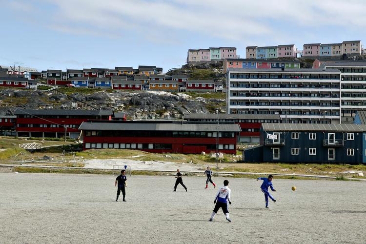 Samarbejde. DBU og GBU vil indgå en partnerskabsaftale, der skal munde ud i bedre baner, bedre spillere, bedre trænere og bedre ledere for grøndlandsk fodbold. 