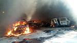 Blodigt. Ildkampene fik flere køretøjer til at bryde i brand. 