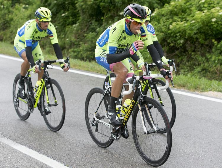 Uheld. Et styrt kort før mål kostede Alberto Contador vigtige sekunder på fredagens etape. I dag har han gode muligheder for at tage revanche. 