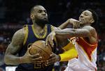 Fejl. Atlantas Jeff Teague kan slet ikke holde LeBron James tilbage i denne situation. 