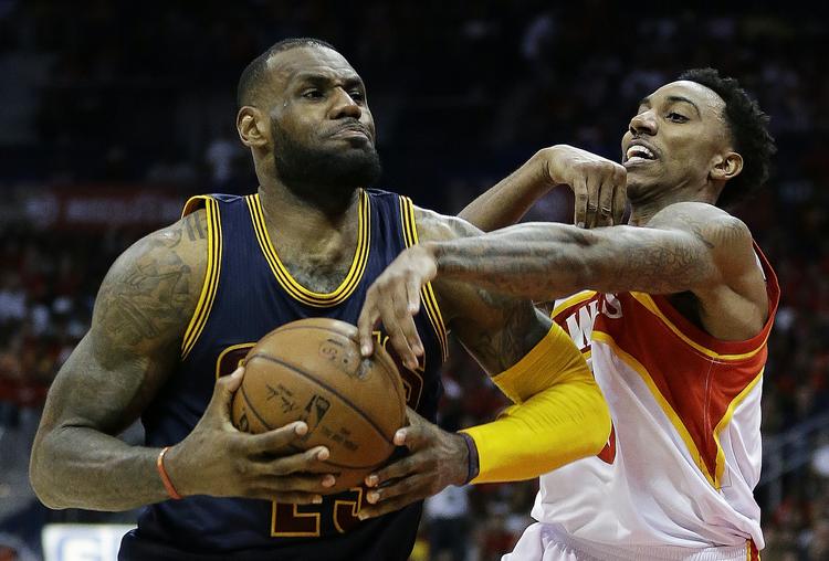 Fejl. Atlantas Jeff Teague kan slet ikke holde LeBron James tilbage i denne situation. 