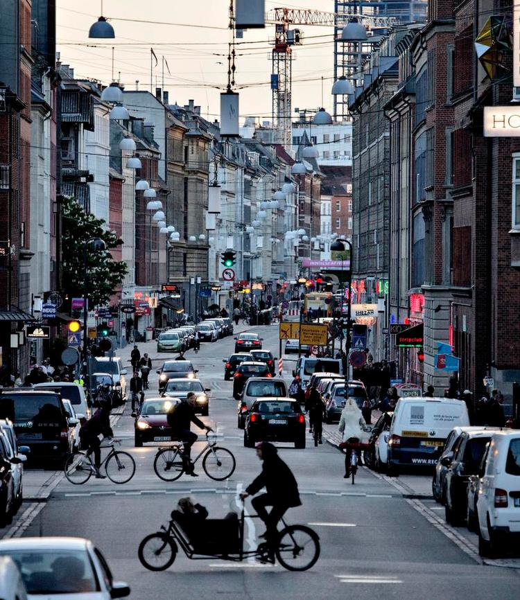 Smart. Dem, der ikke ligner nogen, der kan afbildes i Københavns Kommunes bylivsfoldere, har nemlig ingen steder at slå sig ned på de brede fortove. 
