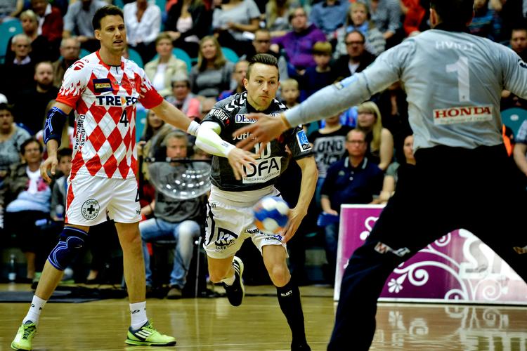 MÅL. Aalborgs Håvard Tvedten scorer på Kolding-Københavns Kasper Hvidt. men trods en sejr var det i sidste ende ikke nok for nordjyderne. 