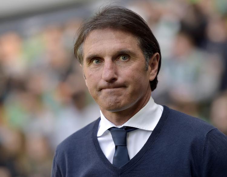 redningsmand. Midt i april overtog Bruno Labbadia ansvaret for Hamburger Sport-Verein - som klubbens fjerde træner denne sæson med den klare opgave, at han skulle forsøge at redde holdet endnu et år i Bundesligaen. Med en sejr over Schalke lykkedes det at spille sig til to playoffkampe om nedrykning. Foto: Martin Meissner/AP 