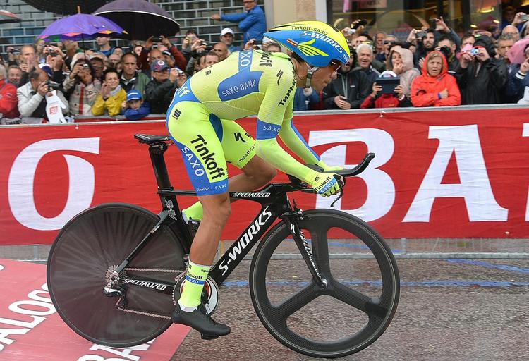 STÆRKT. Alberto Contador kunne kun være tilfreds med lørdagens lange enkeltstart, der gav ham god luft til de værste rivaler. 