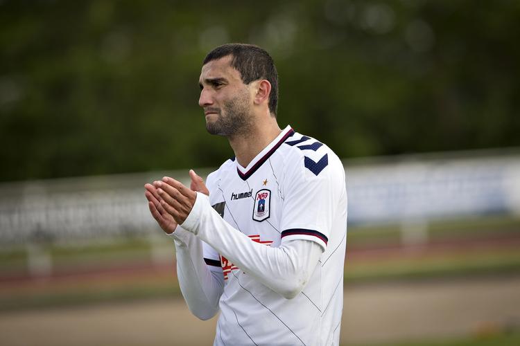 BITTER. AGF's Mate Vatsadze klapper ad de medrejsende fans, men han lignede bestemt ikke en glad mand. Forståeligt, for nu kan det stadig gå galt, selv om det vil være en stor overraskelse. 