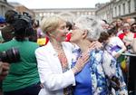 Glæde. Senator Katherine Zappone (th.) og hendes partner Ann Louise Gilligan fejrer de første valgresultater. 