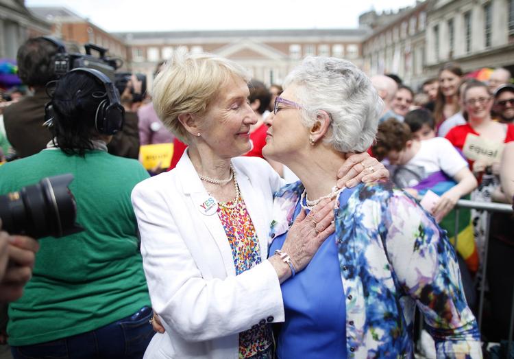 Glæde. Senator Katherine Zappone (th.) og hendes partner Ann Louise Gilligan fejrer de første valgresultater. 