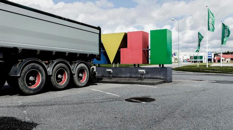 Industridalen. Oprindelig var det de store byggemarkeder, der slog sig ned i erhvervskvartererne. Nu er møbelbutikker og forhandlere af alt fra babyudstyr til kæledyrspleje også rykket ud langs motorvejene. Arkitektonisk og menneskeligt set: trøstesløst og perverteret. 