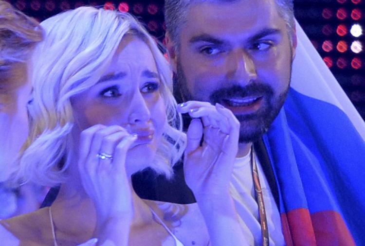 Slået. Polina Gagarina fra Rusland græder, da resultatet i året Eurovsion står klart, og Sverige løber med sejren. 