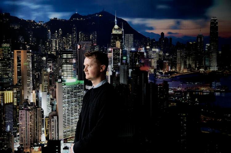 Kritik. Trustpilots stifter Peter Holten Mühlmann vil erobre verden. Men store virksomheder kritiserer hans forbrugerplatform for at forskelsbehandle virksomhederne. 