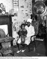 Hjemme. Peter Sekaer, født Sekjær, kom til Amerika som 17-årig efter Første Verdenskrig. Han var især optaget af at fotografere levevilkårene for landets sorte befolkning. En del af hans billeder findes på Det Kongelige Bibliotek i København, men et museum i Atlanta, Georgia, har nogle af hans fotoprints. 