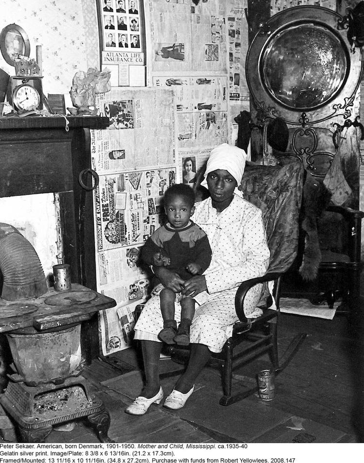 Hjemme. Peter Sekaer, født Sekjær, kom til Amerika som 17-årig efter Første Verdenskrig. Han var især optaget af at fotografere levevilkårene for landets sorte befolkning. En del af hans billeder findes på Det Kongelige Bibliotek i København, men et museum i Atlanta, Georgia, har nogle af hans fotoprints. 