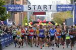Afsted. Startskuddet er netop lydt, og de første løbere på vej ud til året Copenhagen Marathon. 
