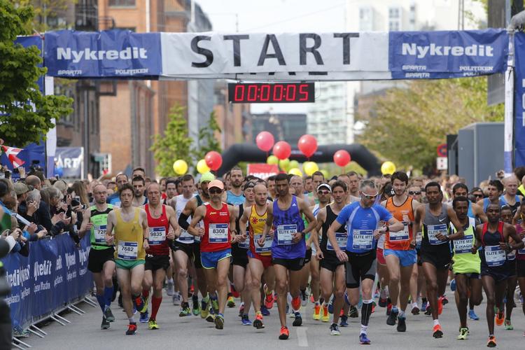 Afsted. Startskuddet er netop lydt, og de første løbere på vej ud til året Copenhagen Marathon. 