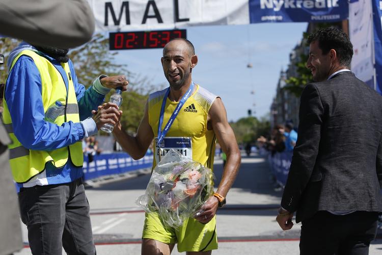 Vinder. Marokkanske Hassane Ahouc skulle i dag bruge 2 timer 15 minutter og 24 sekunder på at gennemføre maraton-ruten. 