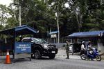 Efterforskning. På grænsen mellem Malaysia og Thailand har man fundet massegrave efter ofre for menneskesmuglere. Det er endnu uklart hvor mange ofre, der er i gravene. 