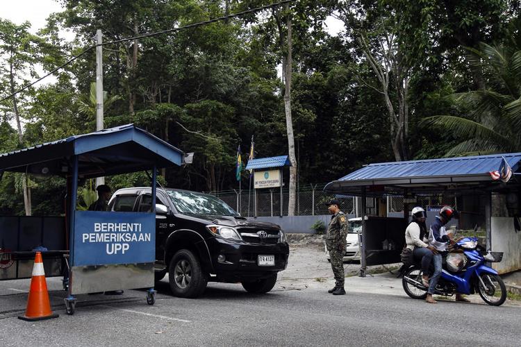 Efterforskning. På grænsen mellem Malaysia og Thailand har man fundet massegrave efter ofre for menneskesmuglere. Det er endnu uklart hvor mange ofre, der er i gravene. 