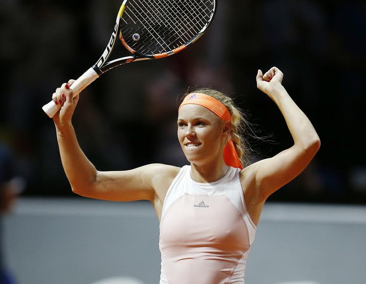 grus. Caroline Wozniacki jubler over sejren mod Simona Halep i semifinalen ved turneringen i Stuttgart 25. april. 
