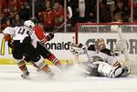 udligning. Frederik Andersen (th) gjorde det godt i målet for Anaheim Ducks, men holdet måtte se  Chicago Blackhawks vinde i overtid. 