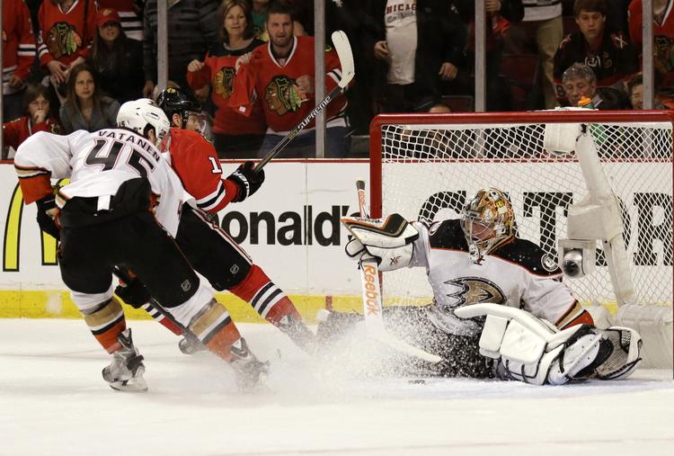 udligning. Frederik Andersen (th) gjorde det godt i målet for Anaheim Ducks, men holdet måtte se  Chicago Blackhawks vinde i overtid. 