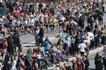 Løbefest. Et stort antal tilskuere hepper og støtter maratonløberne på vej gennem København. 