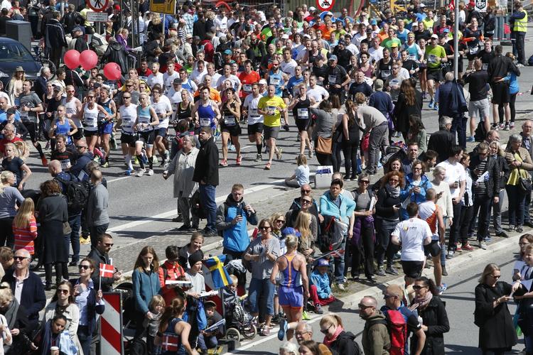 Løbefest. Et stort antal tilskuere hepper og støtter maratonløberne på vej gennem København. 